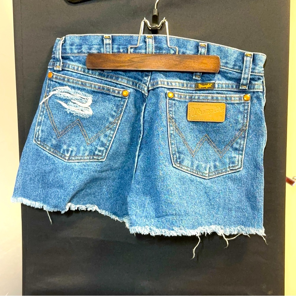 Wrangler Jean Shorts WMNS 31  Cut-off Distressed Medium Wash Frayed Hem